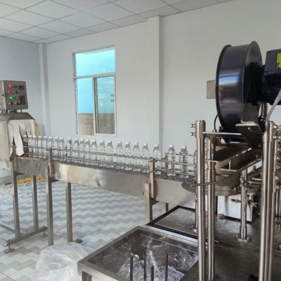 DÂY CHUYỀN CHIẾT RÓT NƯỚC ĐÓNG CHAI TỰ ĐỘNG 
